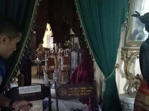 Foto: Istana Siak Akan Dibakar Orang