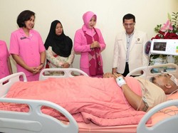 Istri Kapolda Metro Jenguk Brigadir Rizal yang Dipukul Bandar Sabu