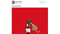 Saking frustrasinya dengan hasil ini, maskot Arsenal yakni Gunnersaurus digambarkan bak ingin mengakhiri hidup dengan meriam. Meriam adalah simbol lain Arsenal. (Foto: Screenshot Twitter)