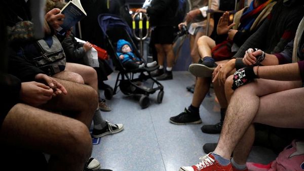 Duh! Puluhan Warga Israel Naik Kereta Tanpa Celana