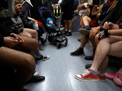 Duh! Puluhan Warga Israel Naik Kereta Tanpa Celana