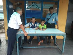 Mengaku Kabur dari Rumah, Bocah SD Ini Jadi Kernet Bus