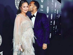 So Sweet, John Legend Bantu Chrissy Teigen yang Lagi Hamil Besar Pakai Celana
