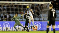 Tapi pada akhirnya, gawang Madrid jebol juga untuk kedua kalinya. Longgarnya pertahanan Madrid dimanfaatkan Maxi Gomez untuk menanduk umpan silang Wass. (Foto: Miguel Vidal/REUTERS)