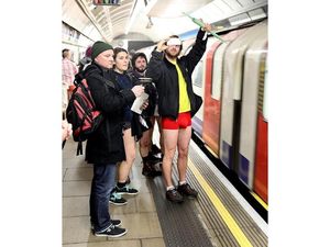 Ratusan Warga London Nekat Naik Kereta Tak Pakai Celana di Musim Dingin