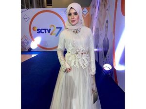 Foto: Manisnya Aldila Jelita, Istri Indra Bekti dengan Gaya Hijab Simpel