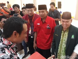 Daftar ke KPUD, Anna-Wawan Diarak Reog dan Barongsai