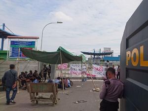 Buruh Pabrik Tepung Terigu di Cilegon Mogok Kerja