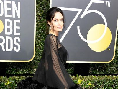 Foto: 10 Selebriti Berbusana Terbaik di Golden Globes 2018