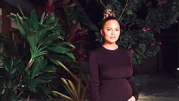 Baby Bump Mulai Kelihatan, Chrissy Teigen Makin Cantik
