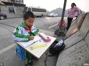 Kisah Haru Bocah 8 Tahun yang Setiap Hari Belajar di Jembatan Layang