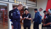 Skuat Islandia terlihat meninggalkan Stadion Sultan Agung sekitar pukul 13.00 WIB. Usai menjalani latihan, mereka tetap ramah melayani permintaan tanda tangan maupun foto dari penggemar.