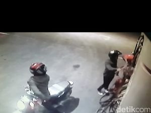 Aksi Teror Begal Bersenjata Katana di Bandung Ini Terekam CCTV Aksi Teror Begal Bersenjata Katana di Bandung Ini Terekam CCTV