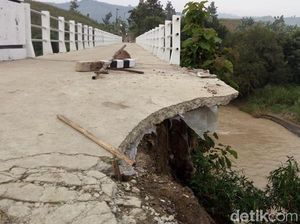 Belum Sebulan Diresmikan, Jembatan Sunut di Semarang Longsor