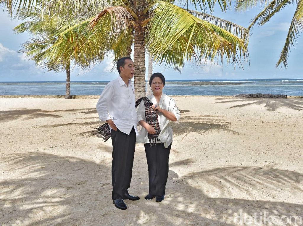 Usai Cuci Muka Pakai Air Laut, Jokowi Beli Kain Khas Rote