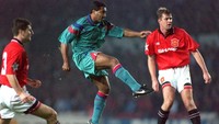 Romario menjadi salah satu pemain top Brasil yang pernah berseragam Barcelona. Hanya saja kariernya di sana tak lama, cuma satu setengah musim. Dia mencetak 30 gol dari 33 partai La Liga untuk membawa Barca juara di 1993/1994, tapi akhirnya pergi usai insiden pemukulan terhadap Diego Simeone di pertandingan. (Foto: Chris Cole/ALLSPORT/Getty Images)