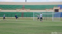 Ketiga kiper Islandia menjalani latihan terpisah di gawang sisi selatan lapangan.