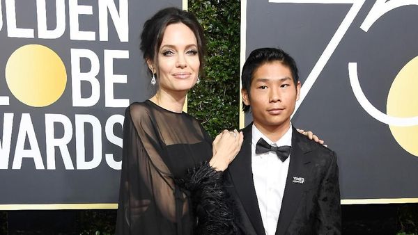 Foto: Gaya Seleb di Golden Globes 2018 Pakai Bros Antipelecehan Seks