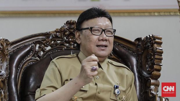 Menteri Dalam Negeri Tjahjo Kumolo berencana menunjuk dua penjabat atau pelaksana tugas gubernur dari kalangan perwira tinggi kepolisian aktif selama Pilkada serentak 2018. (CNN Indonesia/Adhi Wicaksono)