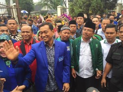 Diiringi Pawai Pakaian Adat, JR Saragih-Ance Daftar ke KPU Sumut