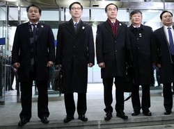 Melihat Jabat Tangan Erat Delegasi Korut dan Korsel