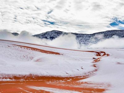Foto: Menakjubkan! Gurun Sahara Diselimuti Salju