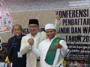 Acungkan Jempol, Ridwan Kamil-Uu Resmi Daftar ke KPU Acungkan Jempol, Ridwan Kamil-Uu Resmi Daftar ke KPU
