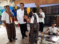 Presiden Jokowi dan Ibu Negara Iriana  membeli kain tenun di Pulau Rote (Biro Pers Setpres)