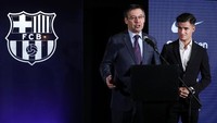 Presiden Barcelona Josep Maria Bartomeu memberikan sambutan dalam acara perkenalan Coutinho. Foto: Albert Gea/Reuters