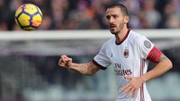 Di musim panas 2017, Bonucci menggegerkan sepakbola Italia setelah memutuskan meninggalkan Juventus untuk menyeberang ke Milan. Sempat bermain buruk di awal musim, Bonucci perlahan menemukan permainan terbaik seiring meningkatnya performa Rossonerri. (Foto: Gabriele Maltinti/Getty Images)