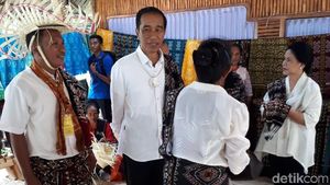 Jokowi dan Iriana Beli Tenun Ikat Rote Rp 600 Ribu