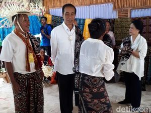 Jokowi dan Iriana Beli Tenun Ikat Rote Rp 600 Ribu Jokowi dan Iriana Beli Tenun Ikat Rote Rp 600 Ribu