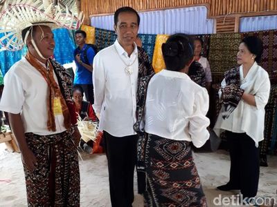 Jokowi dan Iriana Beli Tenun Ikat Rote Rp 600 Ribu