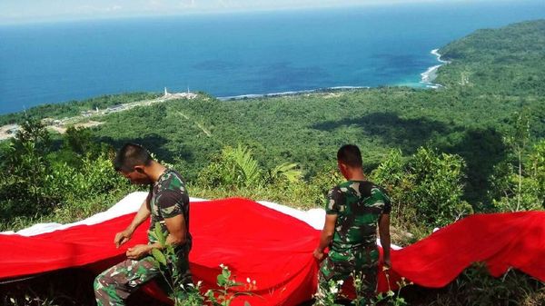 Merah Putih Membentang di Keindahan Gunung Pawa Papua