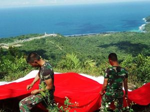 Merah Putih Membentang di Keindahan Gunung Pawa Papua