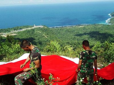Merah Putih Membentang di Keindahan Gunung Pawa Papua
