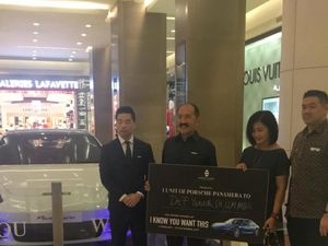 Mewah! Fredrich Yunadi Menang Undian Berhadiah Porsche Panamera