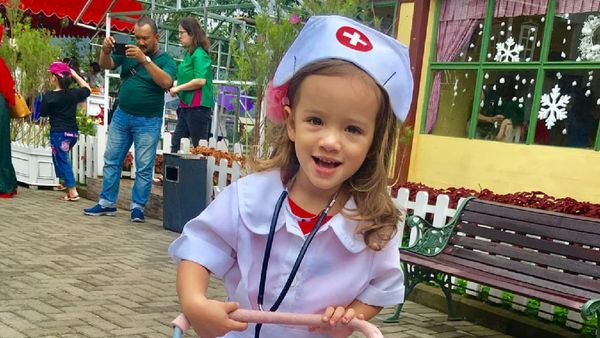 Lihat, Bun, Foto-foto Bocah Perempuan Ini Bikin Gemas Maksimal 