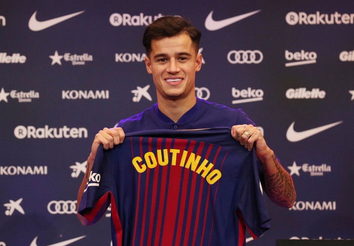 Perkenalan Philippe Coutinho Soccer Football - FC Barcelona - Philippe Coutinho News Conference - Auditorium 1899, Barcelona, Spain - January 8, 2018 FC Barcelona's new signing Philippe Coutinho poses with the club shirt REUTERS/Albert Gea