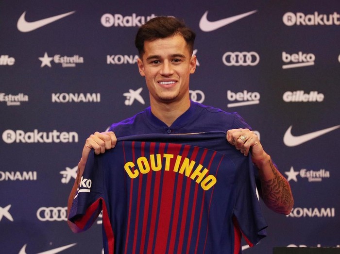 Soccer Football - FC Barcelona - Philippe Coutinho News Conference - Auditorium 1899, Barcelona, Spain - January 8, 2018   FC Barcelona's new signing Philippe Coutinho poses with the club shirt   REUTERS/Albert Gea
