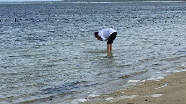 Segar, Potret Jokowi Cuci Muka di Pantai Nemberala Rote