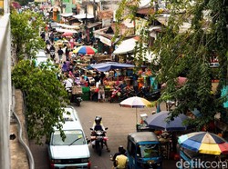 Camat: Warga Bongkar Lapak PKL di Klender karena Nggak Bisa Lewat