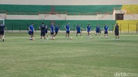 Dalam latihan yang berlangsung di bawah cuaca cerah itu, para pemain Islandia dibagi ke dalam tiga kelompok.