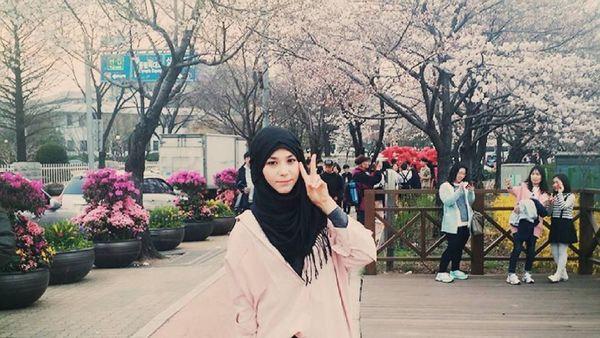 Foto: Gaya Liburan Kim Miso, Hijabers Cantik dari Korea
