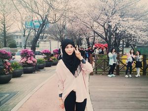 Foto: Gaya Liburan Kim Miso, Hijabers Cantik dari Korea