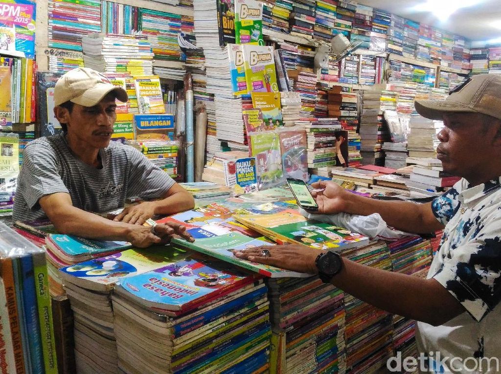 Penjual Buku Kwitang di Tengah Serbuan Pasar Online