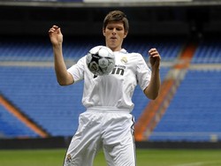 Direkrut dari Ajax pada musim panas 2008, Klaas-Jan Huntelaar diharapkan meneruskan ketajamannya di Madrid. Tapi striker Belanda itu gagal memenuhi ekspektasi dengan hanya bikin delapan gol dalam 20 penampilan. Huntelaar kemudian kembali ke Ajax pada musim berikutnya. Foto: Denis Doyle/Getty Images
