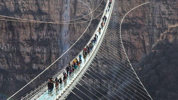 Foto: Jembatan Kaca Terpanjang di Dunia yang Bisa Goyang