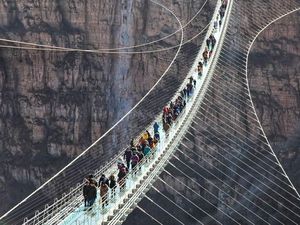 Ngeri-ngeri Sedap, Jembatan Kaca Terpanjang di Dunia Ini Bisa Goyang