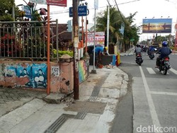 Trotoar Bahayakan Disabilitas di Mojokerto Ditutup Tembok